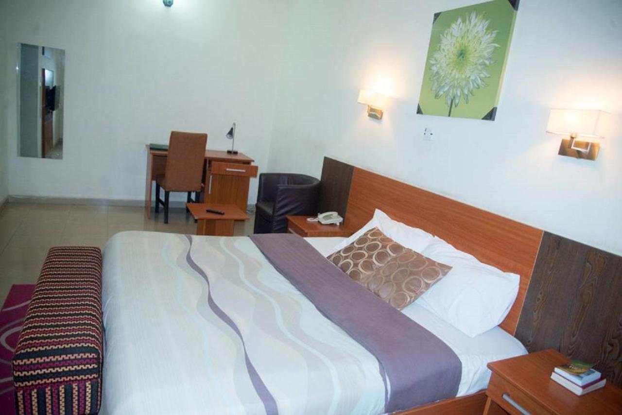 Dannic Hotels Энугу Экстерьер фото