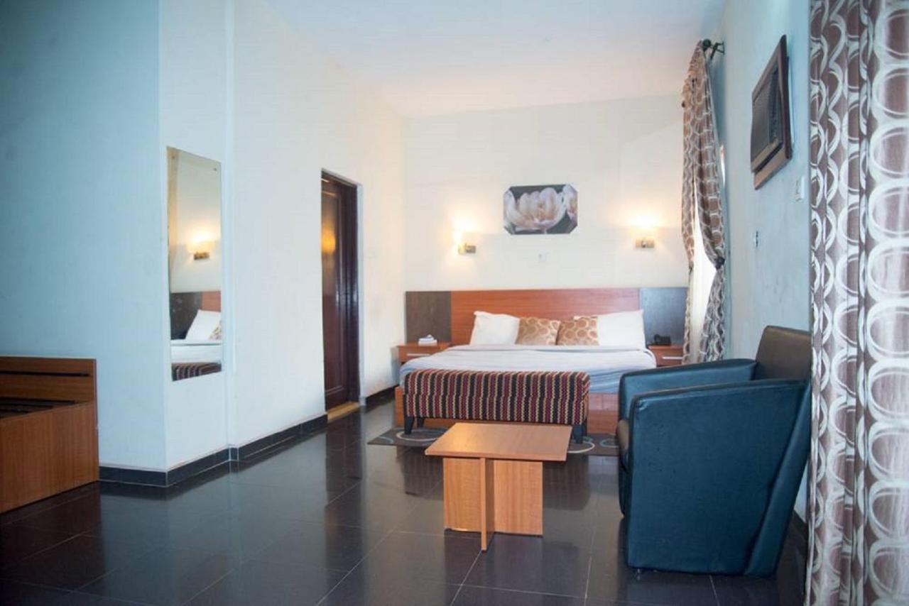Dannic Hotels Энугу Экстерьер фото