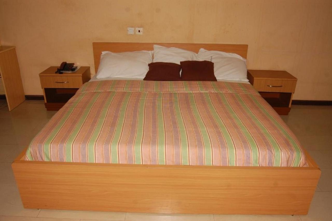 Dannic Hotels Энугу Экстерьер фото